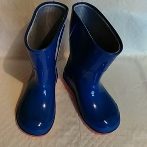 Little kids blue rubber boots.